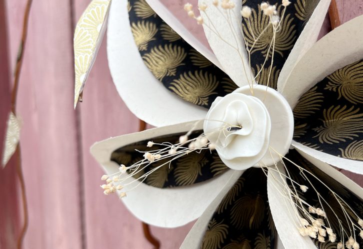 AlexHackett-Carrousel-3-Funeraire-Decors-Fleurs-Papier-Porcelaine-730x500