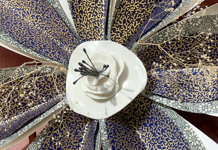 AlexHackett-Carrousel-4-Funeraire-Decors-Fleurs-Papier-Porcelaine-730x500