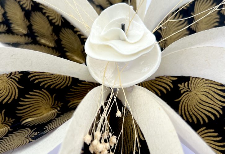 AlexHackett-Carrousel-7-Funeraire-Decors-Fleurs-Papier-Porcelaine-730x500