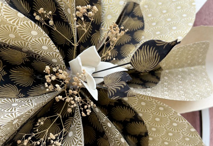 AlexHackett-Carrousel-8-Funeraire-Decors-Fleurs-Papier-Porcelaine-730x500