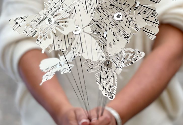 AlexHackett-Carrousel-9-Funeraire-Decors-Fleurs-Papier-Porcelaine-730x500