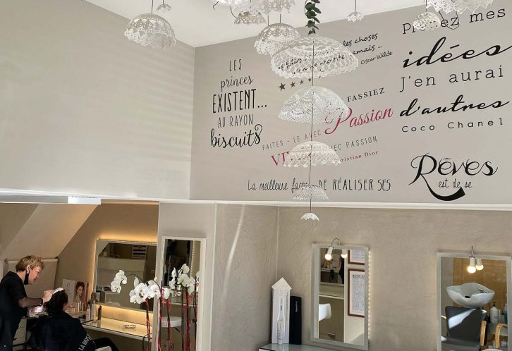 AlexHackett-Sur_Mesure-Fleurs-Dentelle-Stabilise-Hotel-Espace-Restaurant-Vitrine